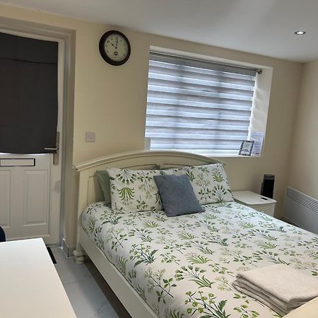 Cozy Studio Near To Tube Station Redbridge Екстериор снимка