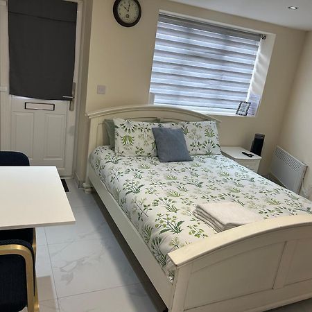 Cozy Studio Near To Tube Station Redbridge Екстериор снимка