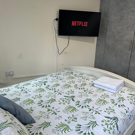 Cozy Studio Near To Tube Station Redbridge Екстериор снимка