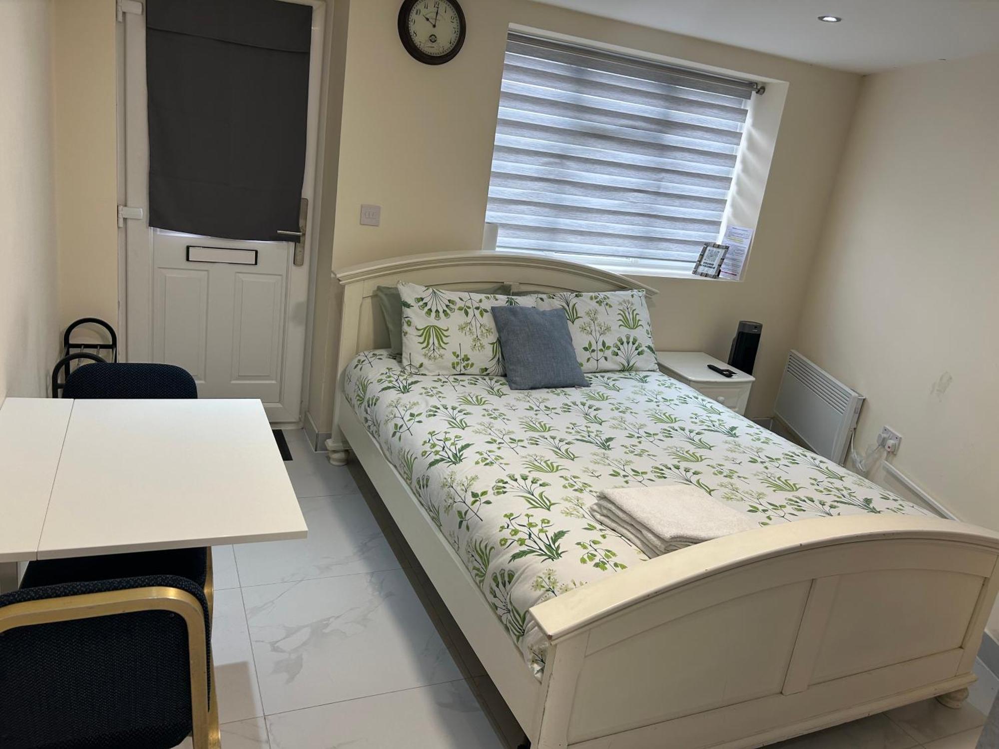 Cozy Studio Near To Tube Station Redbridge Екстериор снимка